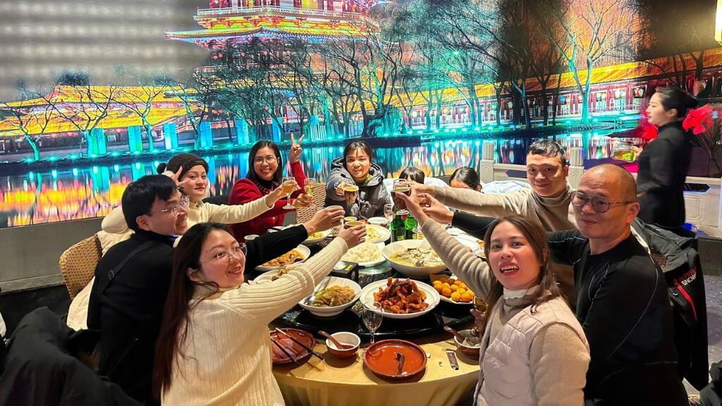Một trong những bữa ăn trong tour Cáp Nhĩ Tân