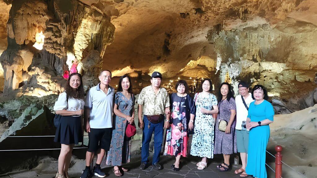 Đoàn khách checkin tại hang Sửng Sốt