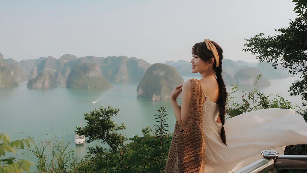 Du khách checkin từ đảo Titop vịnh Hạ Long