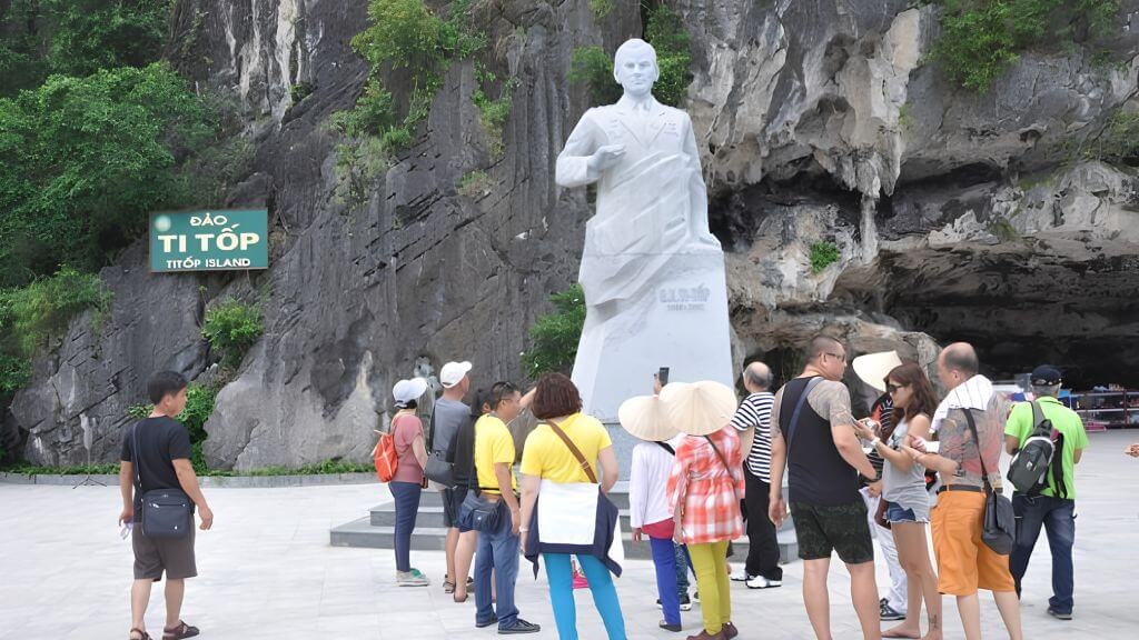 Du khách ghé thăm đảo Titop