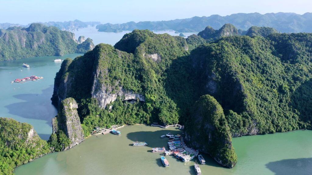 Khám phá hòn Bồ Đào - Thiên đường hang động tại Hạ Long