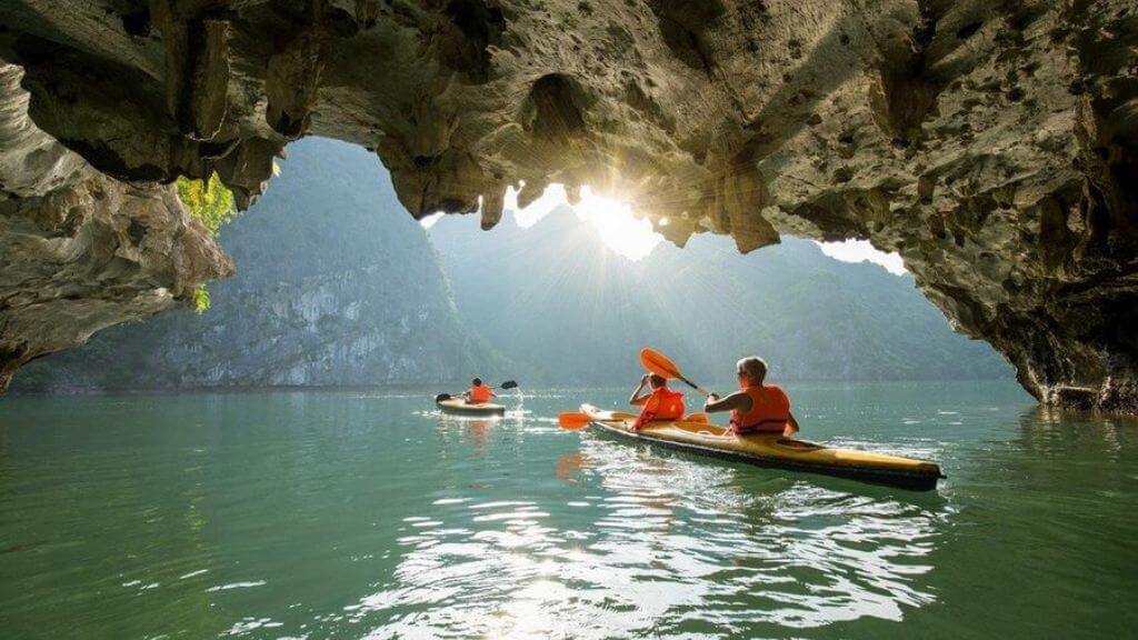 Trải nghiệm chèo Kayak khám phá Hang Luồn