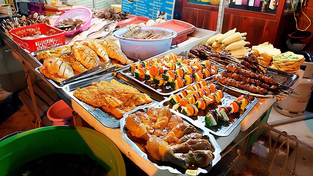 Thưởng thức ẩm thực tại chợ đêm Hạ Long