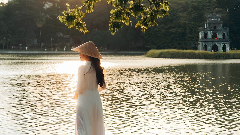 Hình ảnh áo dài thướt tha dưới nắng chiều bên Hồ Hoàn Kiếm Hà Nội