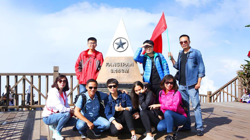 Đoàn khách check in trên đỉnh Fansipan 3143m