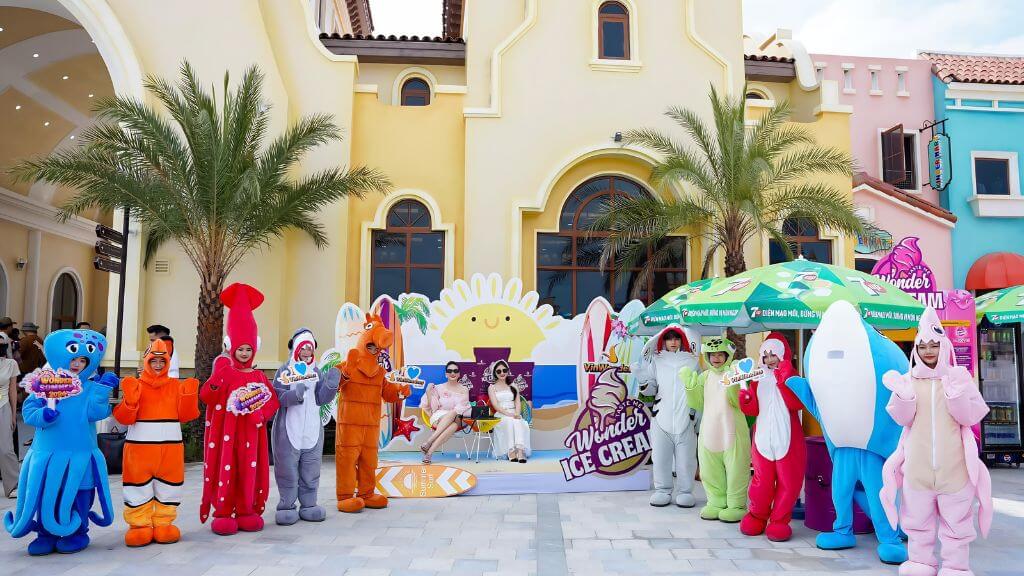 Các mascot sinh vật biển thân thiện, nhiệt tình chào đón du khách