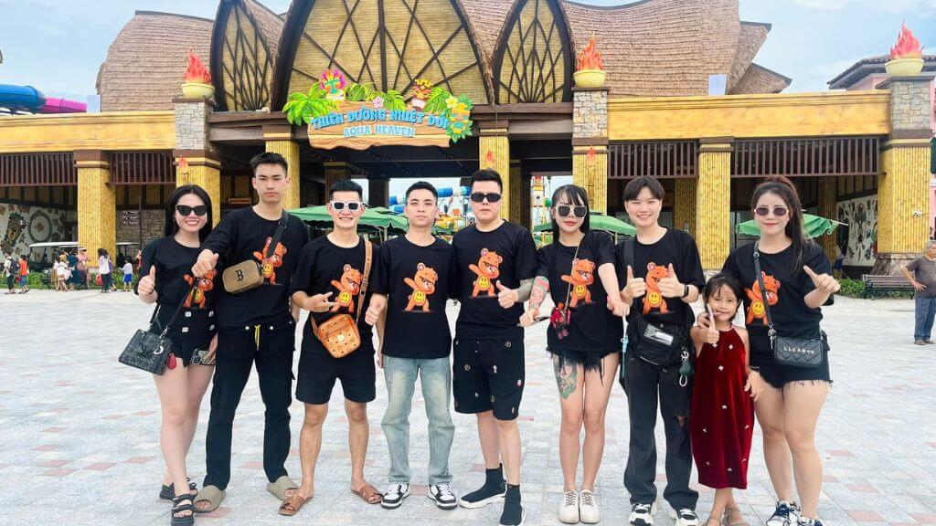 Du khách checkin tại Thiên đường nhiệt đới VinWonders Cửa Hội