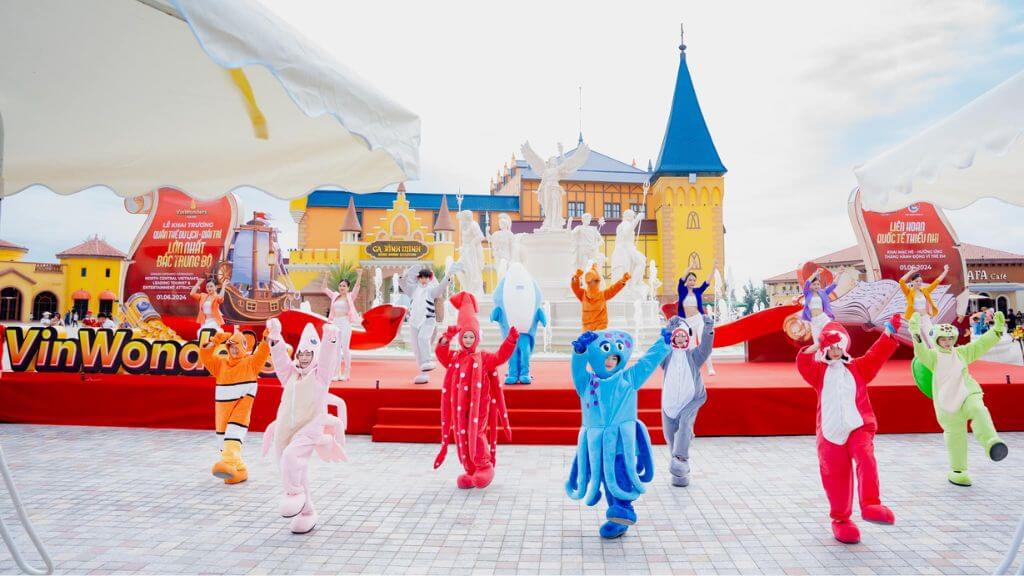 Trình diễn mascot Sinh vật biển tại Vin Wonders