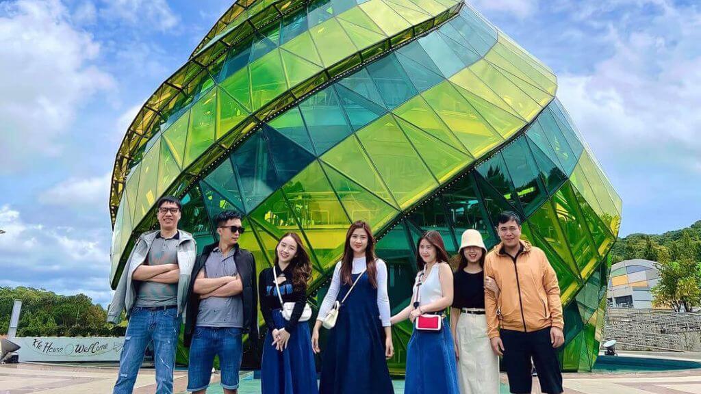 Du khách checkin tại Quảng Trường Lâm Viên