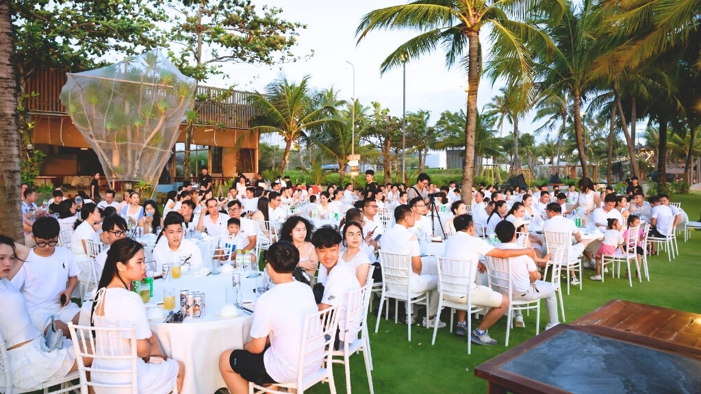 Tổ chức Gala Dinner trong không gian rộng rãi, thoáng đãng
