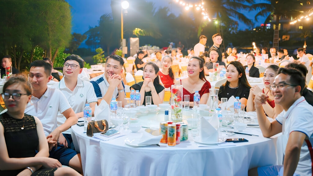 Không khí Gala Dinner vui vẻ và thư giãn