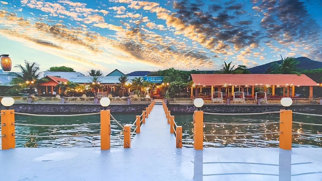 Nhà hàng Biển Xanh với view biển nổi tiếng ở Hàm Ninh