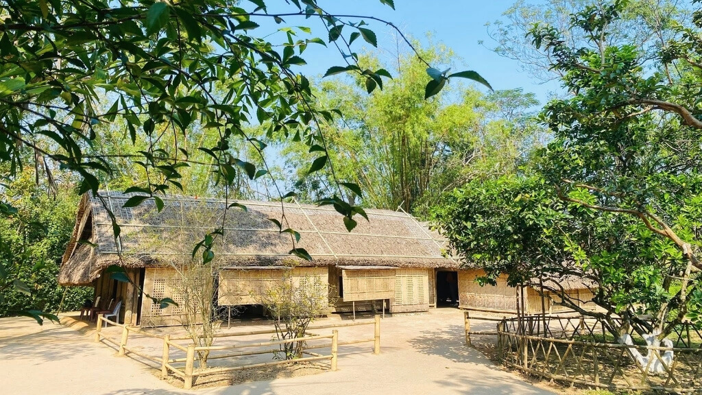 Nhà Bác Hồ ở Nghệ An   nơi bác được sinh ra và trải qua thời thơ ấu