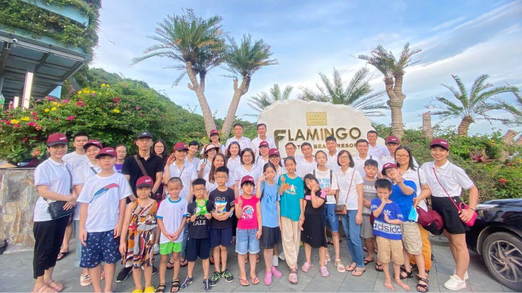 Du khách checkin tại Flamingo Cát bà