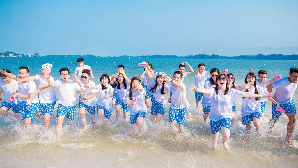 Team building trên bãi biển Cát Bà