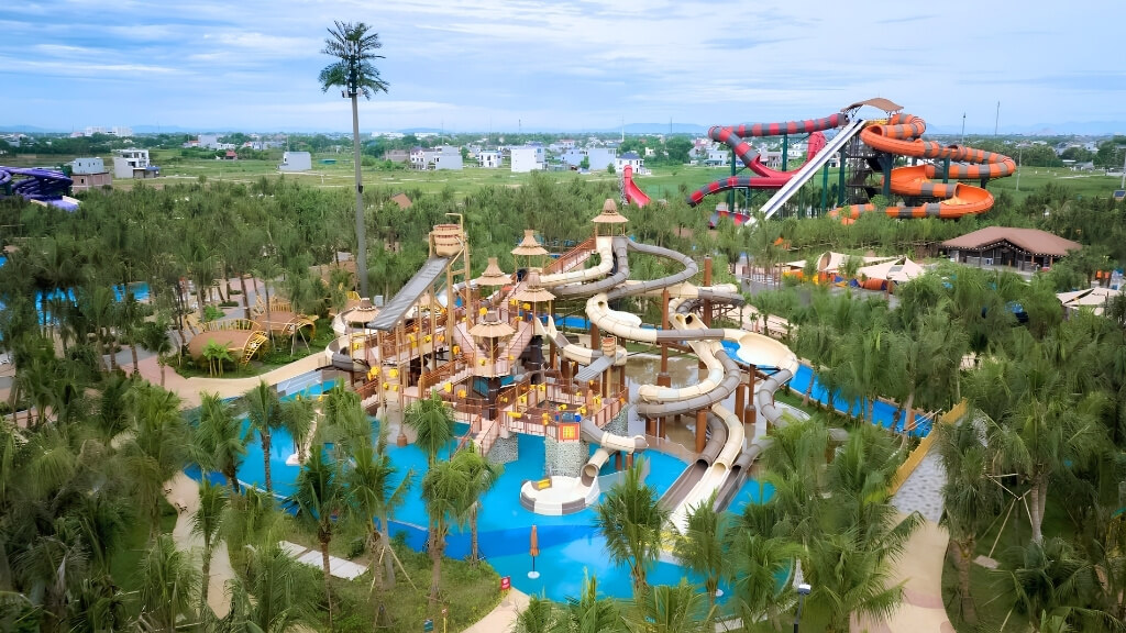 Nhiều đường trượt tại công viên nước Sầm Sơn