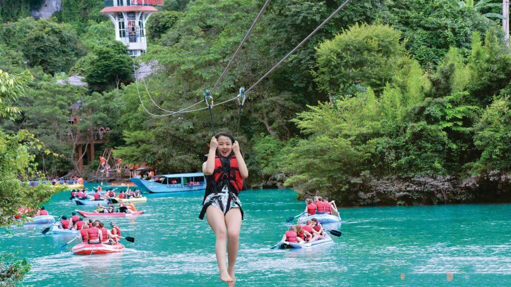 Du khách trải nghiệm trượt zipline dài 400m