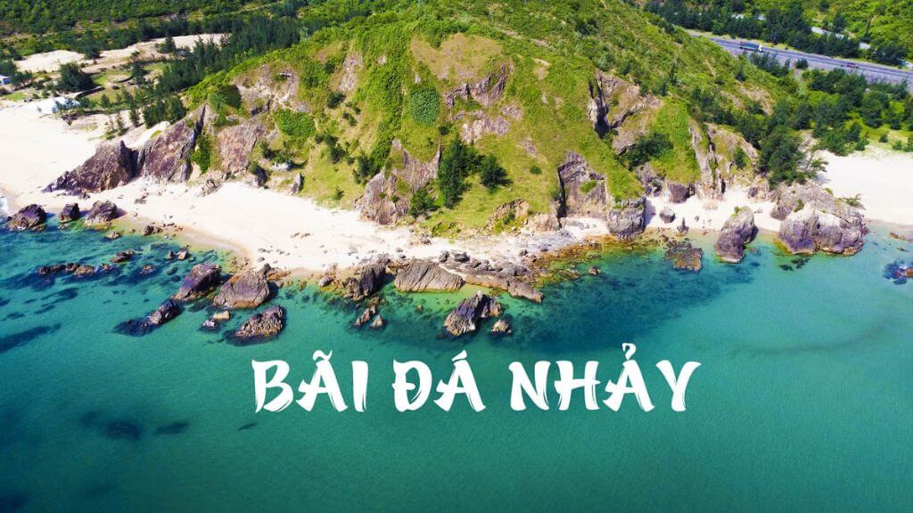 Toàn cảnh bãi biển Đá Nhảy