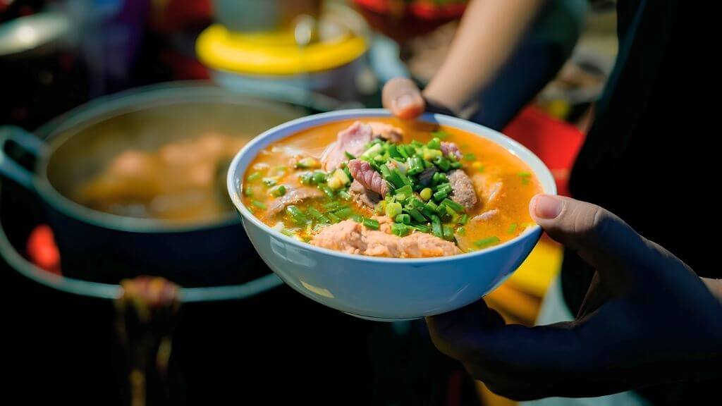 Bún bò Huế   món ăn không thể bỏ qua