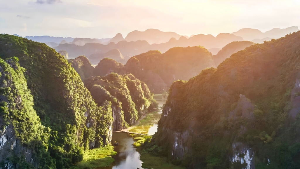Ngắm trọn cảnh núi non hùng vĩ Ninh Bình
