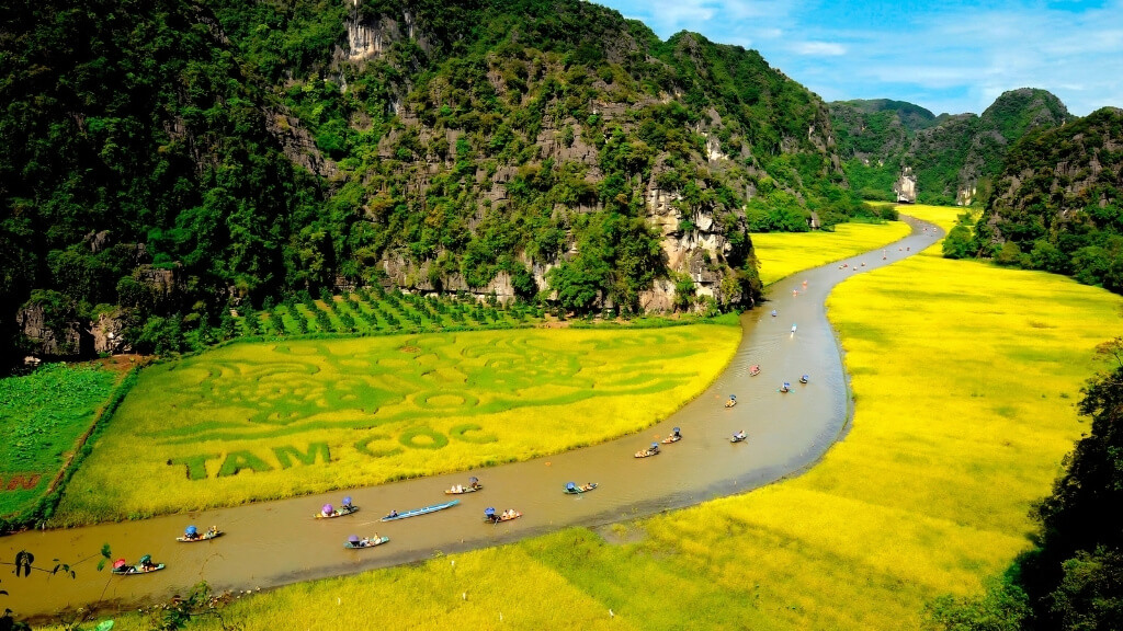 Trải nghiệm ngồi thuyền khám phá Tam Cốc