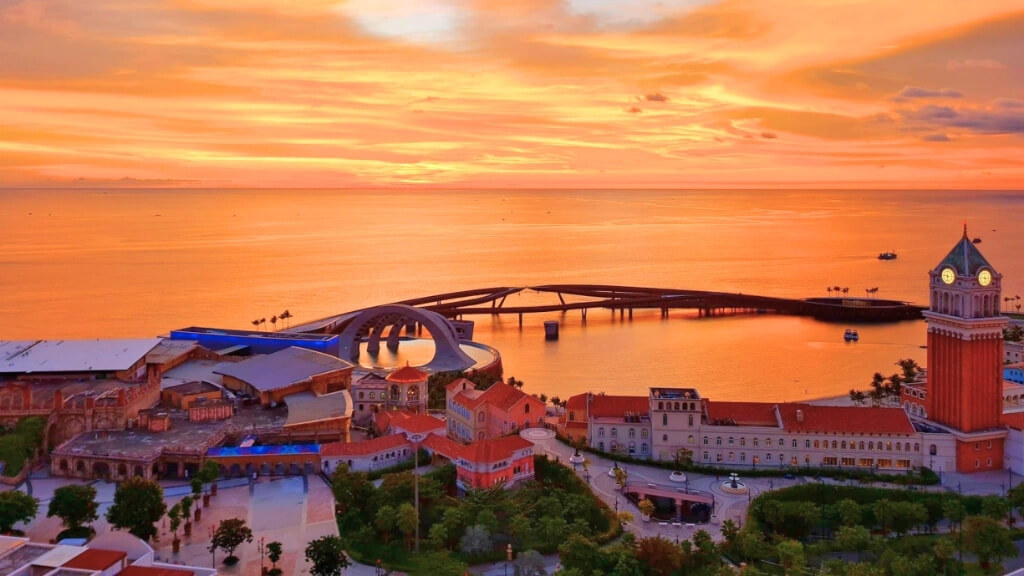 Khung cảnh rực rỡ khi hoàng hôn tại Sunset Town