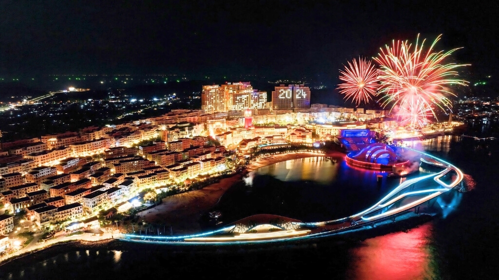 Sunset Town rực rỡ về đêm