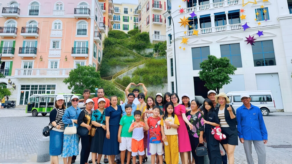 Đoàn chụp lại hình kỷ niệm trước khi ra về