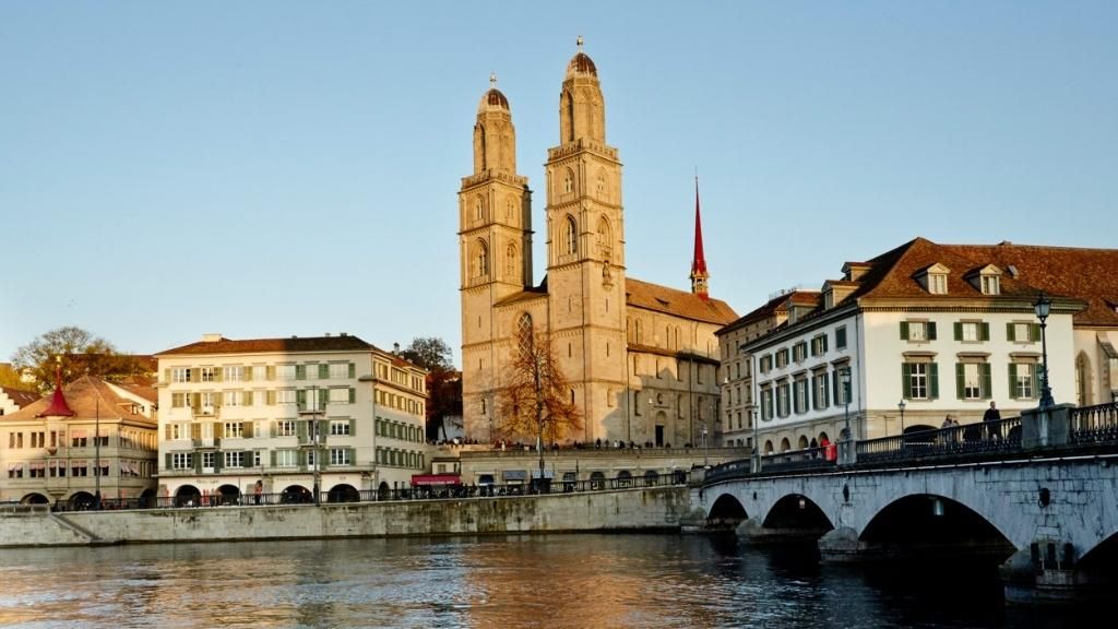 Nhà thờ Grossmunster biểu trưng cho kiến trúc Thụy Sĩ