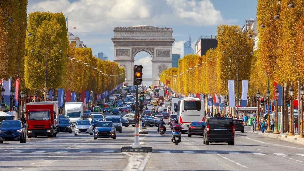 Đại lộ Champs Elysees nhộn nhịp