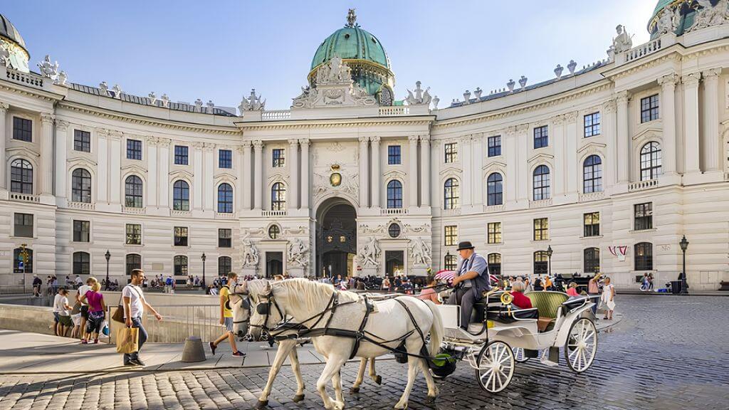 Cung điện Hofburg - cung điện hình vòng cung