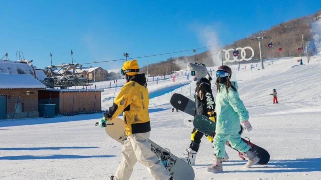 Du khách trượt tuyết tại Yabuli