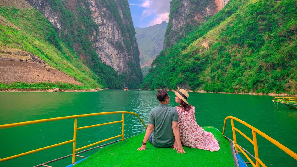 Du thuyền trên sông Nho Quế một trải nghiệm độc đáo và tuyệt vời khi đến Hà Giang