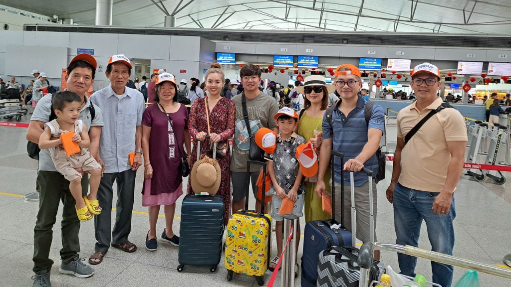 Du khách làm thủ tục check-in tại sân bay Tân Sơn Nhất