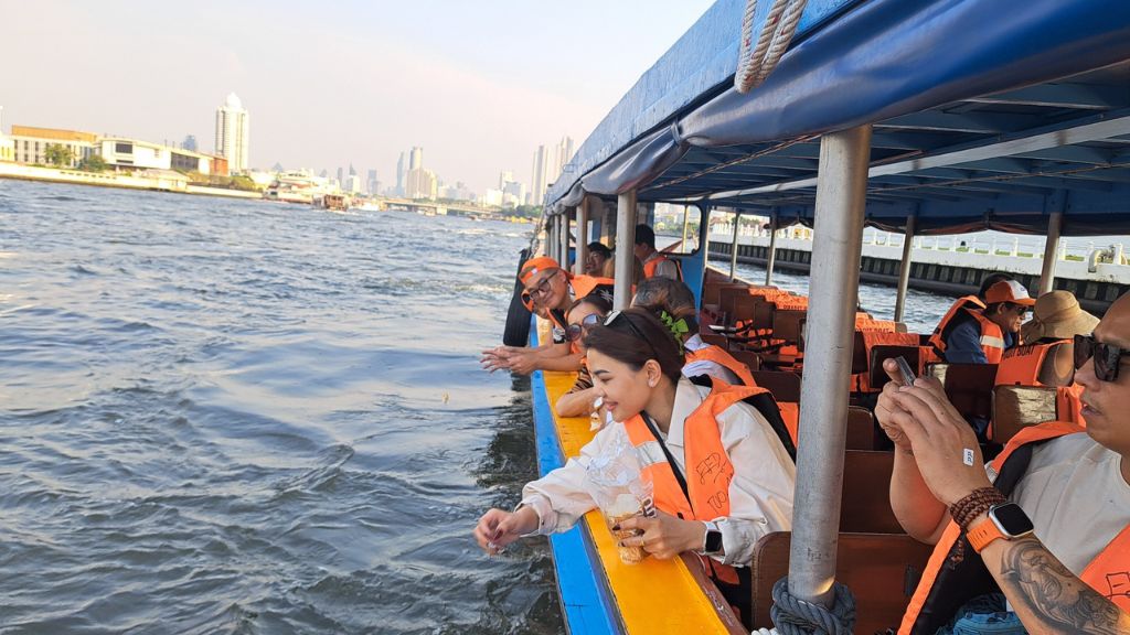 Du khách đi du thuyền trên sông ChaoPhraya