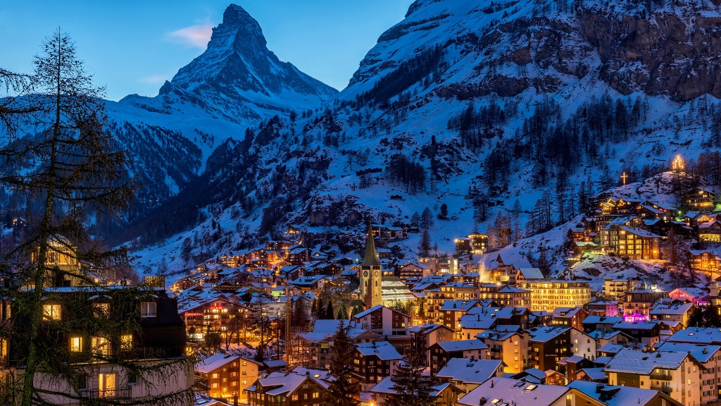 Du khách trải nghiệm dạo quanh làng cổ Zermatt