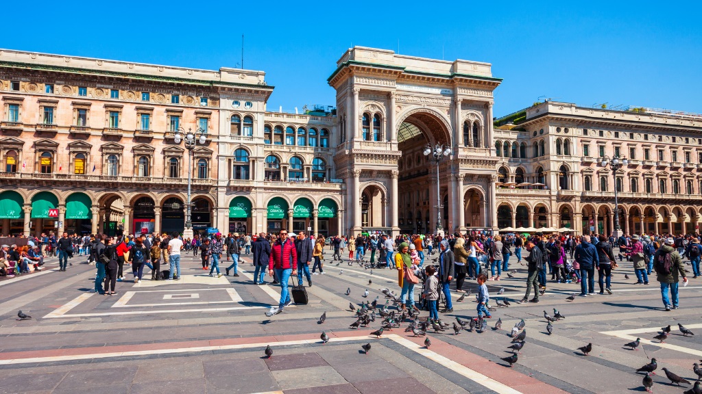 Du khách mua sắm tại Trung tâm Galleria Vittorio Emanuele II