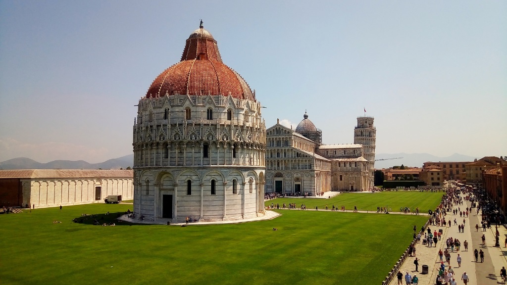 Quảng trường Piazza dei Miracoli thu hút đông đảo du khách