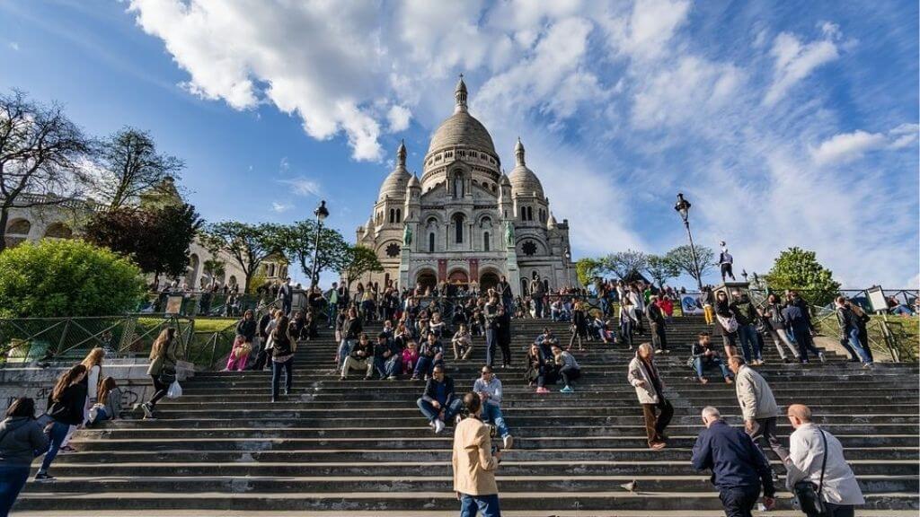 Các du khách đang tham quan đồi Montmartre