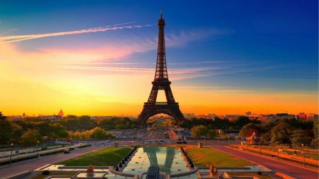 Tháp Eiffel là biểu tượng của thành phố Paris