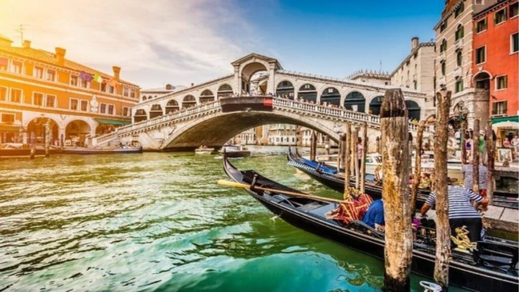Cầu Ponte di Rialto là biểu tượng tình yêu vĩnh cửu tại Venice