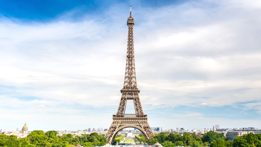 Tháp Eiffel khổng lồ