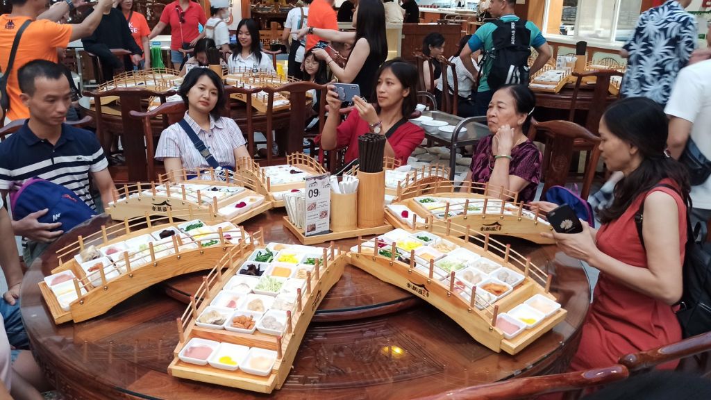 Du khách thưởng thức món bún qua cầu - đặc sản Mông Tự