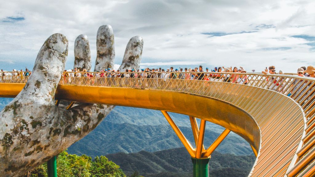 Cầu Vàng - điểm du lịch nổi bật trong tour du lịch Đà Nẵng