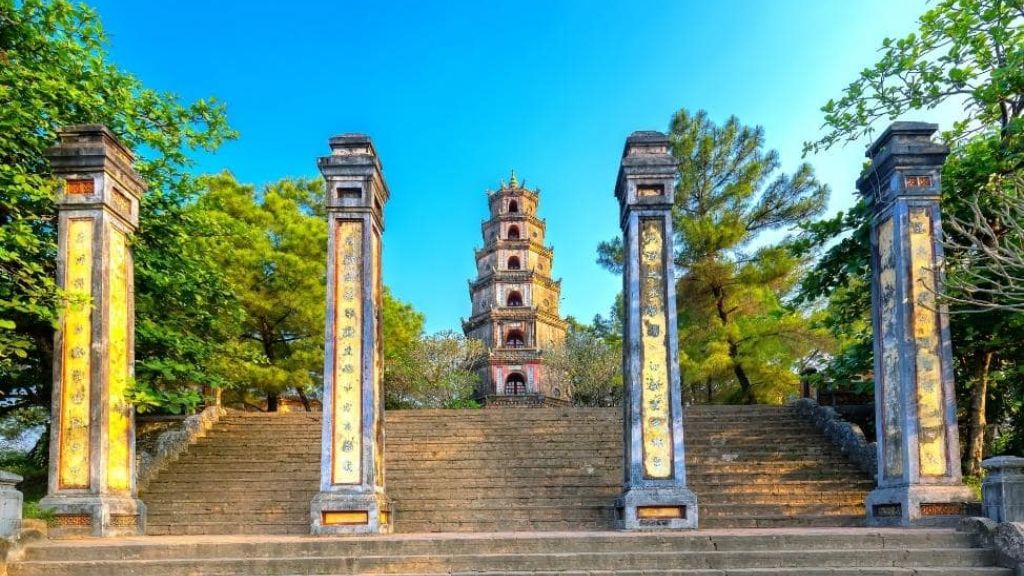 Tham quan chùa Thiên Mụ lịch sử