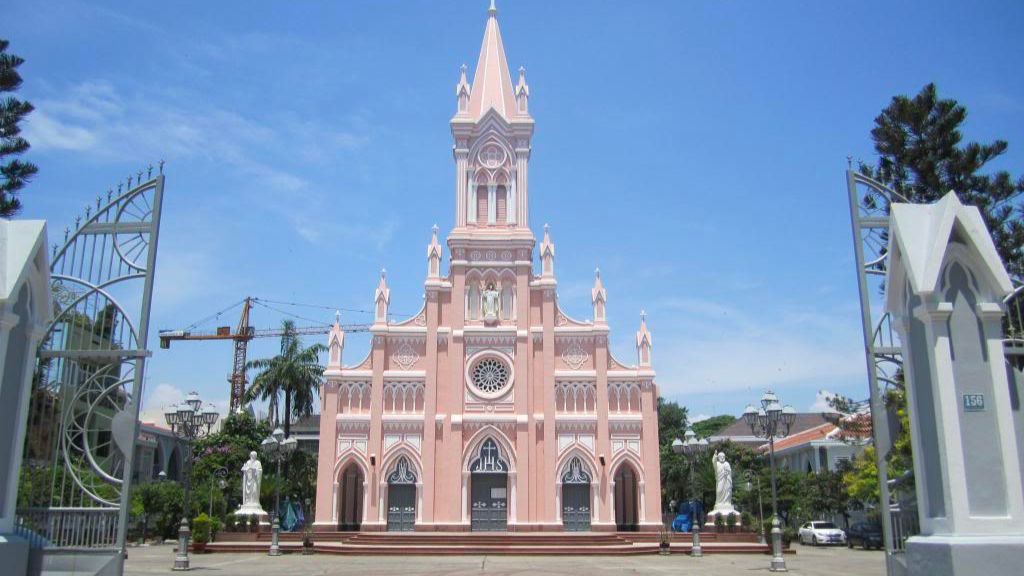 Nhà thờ Con Gà Đà Nẵng với kiến trúc cổ điển độc đáo của Pháp