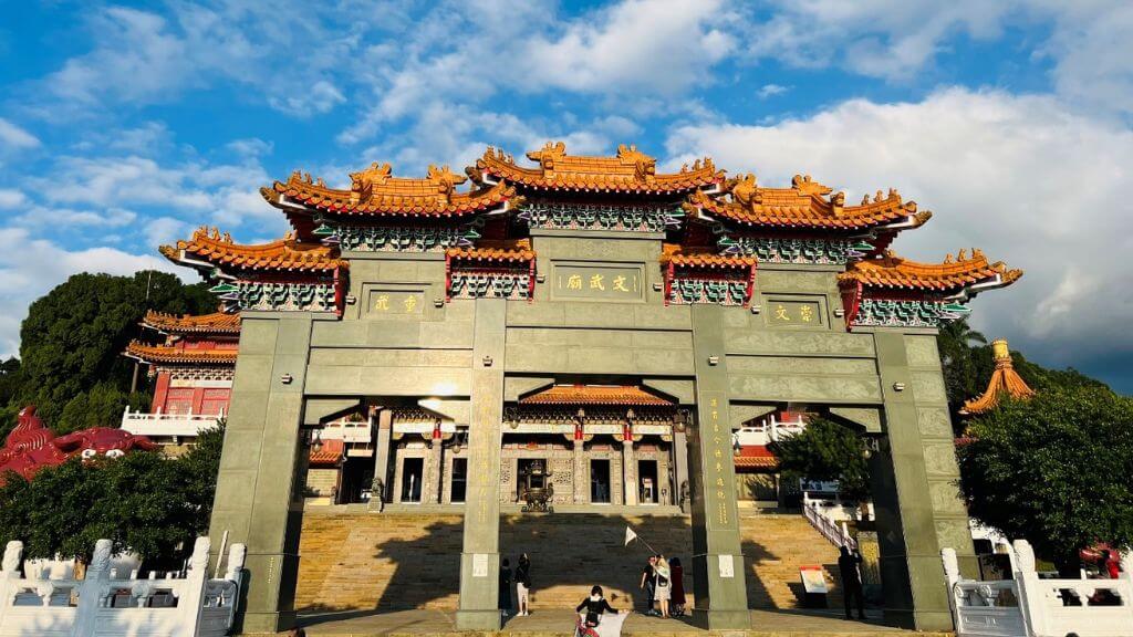 Tham quan ngôi đền cổ uy nghiêm Văn Võ Miếu