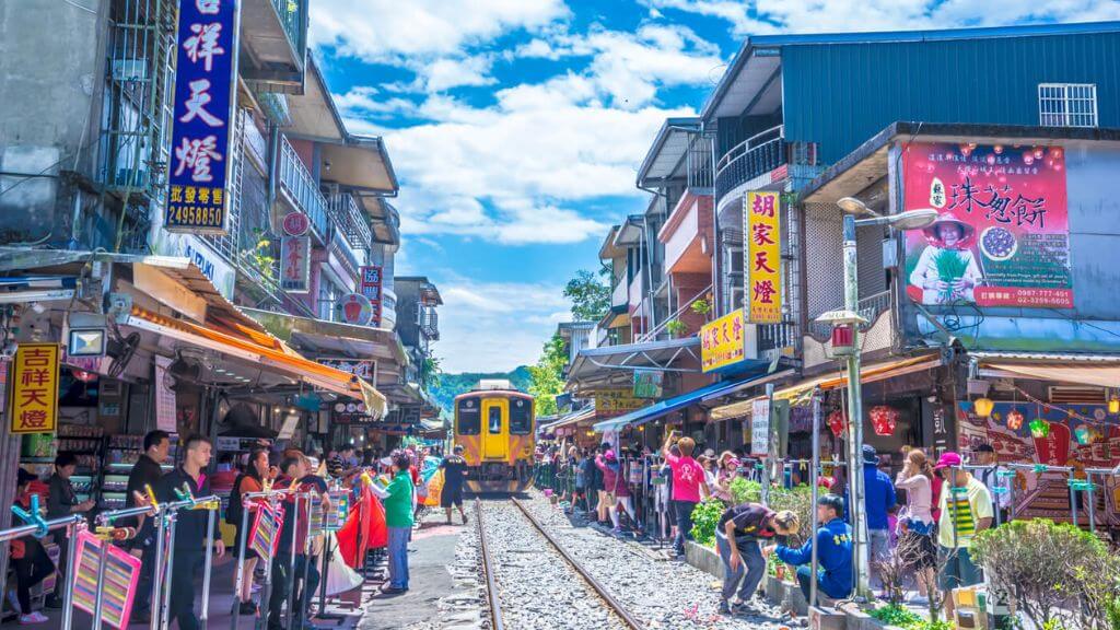 Trải nghiệm thả đèn trời cầu mong bình an tại phố cổ Thập Phần