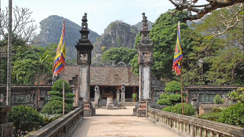 Tham quan đền thờ Vua Đinh trong tour du lịch Ninh Bình
