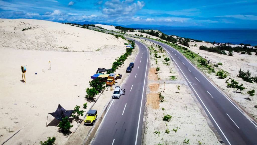 Con đường xuyên biển cát đẹp nhất nhì Việt Nam